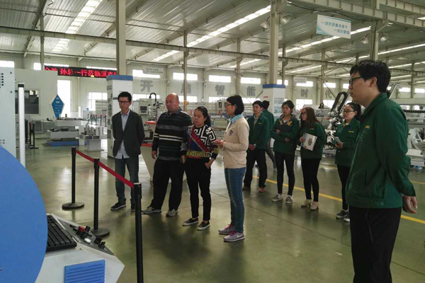 海外客戶參觀型材加工中心