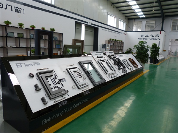 鋁合金門窗生產車間圖片派克機器