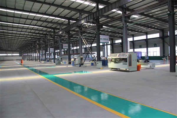 鋁合金門窗生產車間圖片派克機器